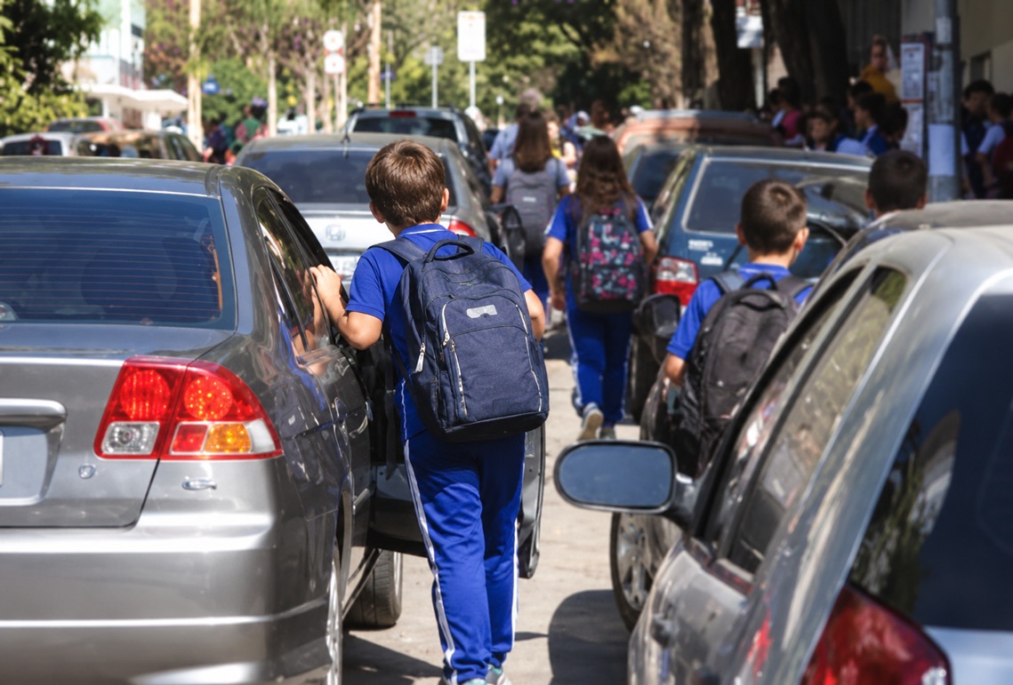 Saída escolar inteligente: como a tecnologia devolve tempo aos alunos, tranquiliza os pais e melhora o trânsito